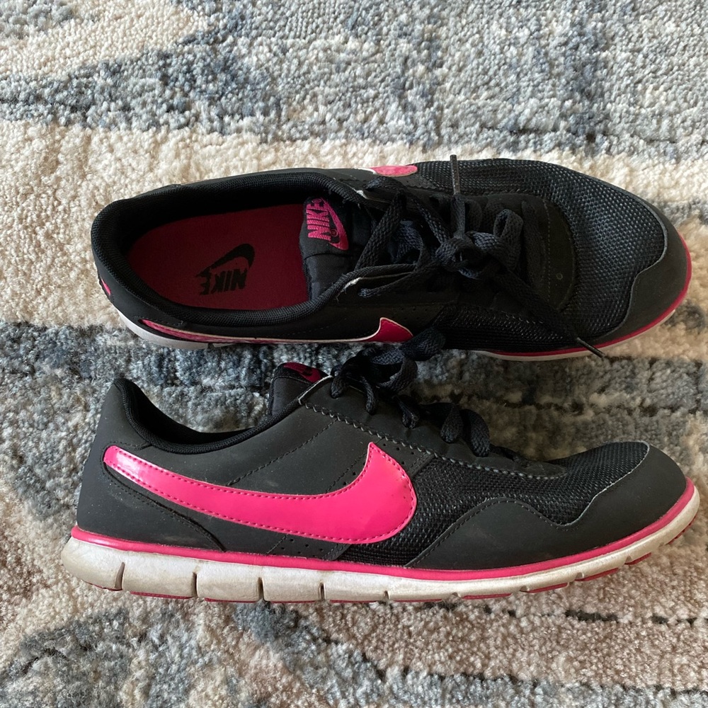 nike 525322-016 women’s size 10.5 black pink sneakers
